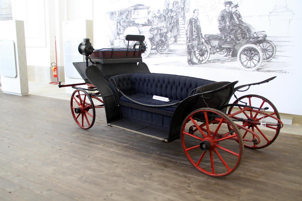 Carrozze Reali_144.JPG - Questa rara e preziosa carrozza russa fu donata a Vittorio Emanuele III (1869-1947) dallo zar Nicola II (1868- 1918), in occasione della sua visita al Castello di Racconigi nell'ottobre del 1909.